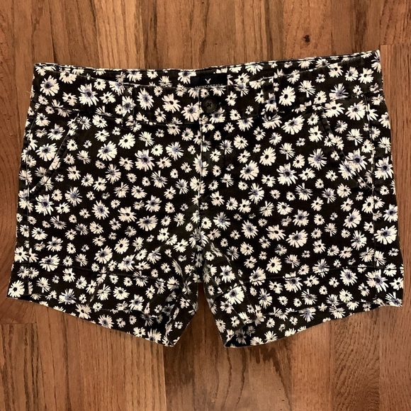 American Eagle Outfitters cotton shorts, daisies, size 8 - Picture 9 of 10